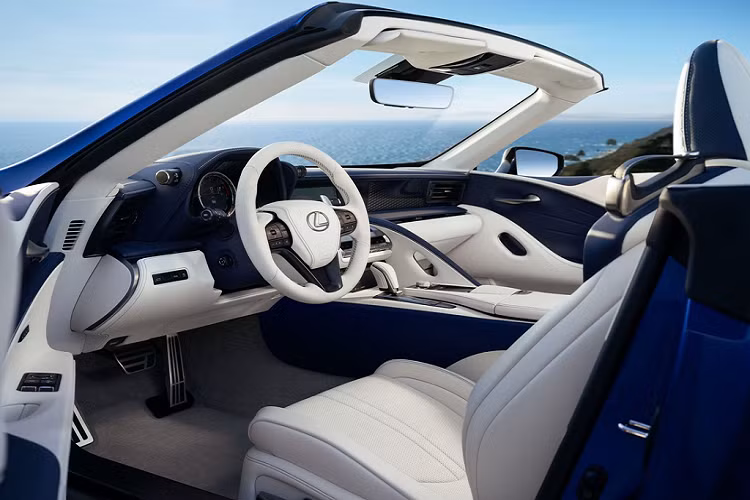 Thông qua hộp số tự động 10 cấp Direct-Shift, LC 500 Convertible 2021 có thể tăng tốc 0-96 km/h trong 4,6 giây, tốc độ tối đa theo giới hạn điện tử là 270 km/h.