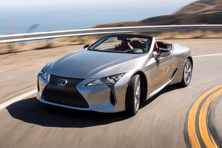 Các kỹ sư của thương hiệu xe sang Lexus đã nâng cấp cấu trúc khung gầm, trang bị hệ thống treo trục xoắn cho bánh sau cùng hệ thống treo mới cải thiện độ ổn định và khả năng đáp ứng của Lexus LC 500 mui trần mới.