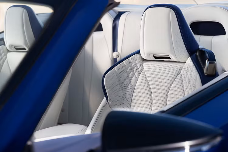 Về trang bị, Lexus LC 500 Convertible 2021 sở hữu màn hình đa phương tiện 10,3 inch hỗ trợ Android Auto, Apple CarPlay, và Amazon Alexa, cùng hệ thống an toàn Lexus Safety System+ và nhiều tính năng khác.