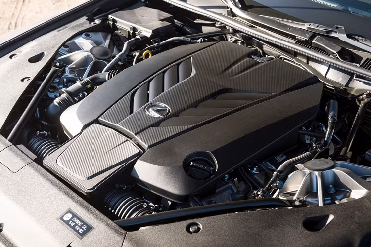 Mẫu mui trần mới của Lexus được trang bị mui mềm 4 lớp cùng cơ chế gập/mở cải tiến. Mui xe có thể mở hoặc thu gọn khi tốc độ di chuyển của xe chưa vượt quá 50 km/h. Thời gian mở và gập mui lần lượt là 15 giây và 16 giây.
