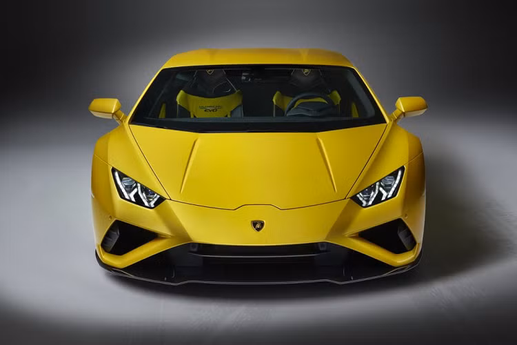Ở đuôi Lamborghini Huracan EVO cầu sau chỉ có đúng phần khuếch tán được làm khác đi so với phiên bản hai cầu. Những chi tiết khác như cánh gió tích hợp, lưới thoát nhiệt, vị trí đặt ống xả đều được giữ nguyên.