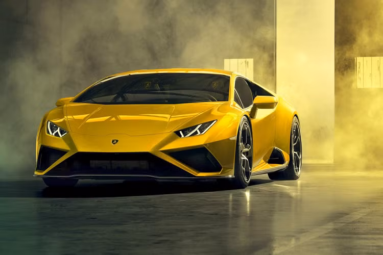 Bên cạnh đó, chiếc Huracan EVO RWD cũng được trang bị hệ thống treo tay đòn kép với giảm chấn chủ động hơn, hệ thống đánh lái bánh sau Lamborghini Dynamic Steering được hiệu chỉnh riêng,…
