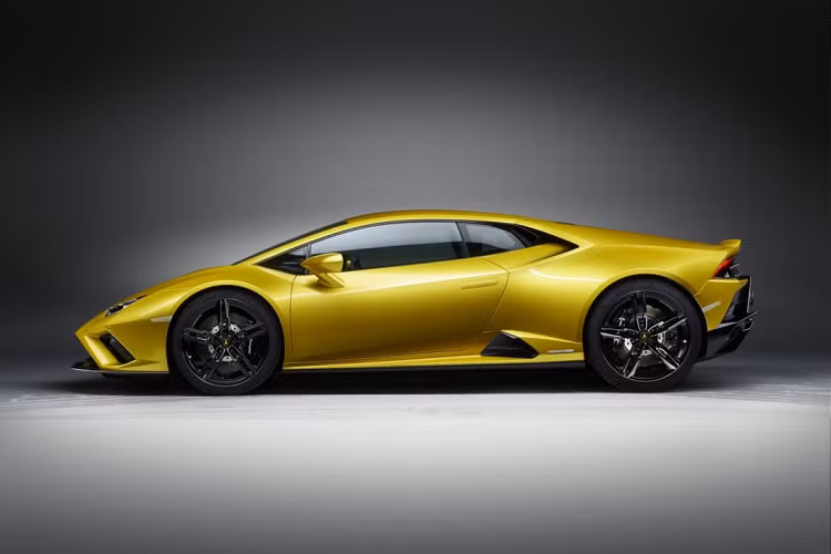Điểm thay đổi đáng chú ý nhất của chiếc Huracan này đến từ khối động cơ V10 hút khí tự nhiên cùng những công nghệ đi kèm theo nó. Ở bản EVO RWD, động cơ V10 5,2 lít hút khí tự nhiên có khả năng tạo ra công suất cực đại 610 mã lực, ngang với Huracan LP610-4 trước đây.