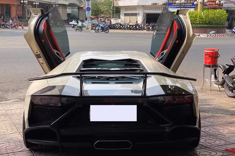 Trong đó, do chán ngoại thất đỏ Fendi được thay áo bằng đề-can trước Tết Nguyên đán, người yêu xe ở Bạc Liêu đã chọn màu trắng ngà để làm bộ áo mới cho "siêu bò" này.