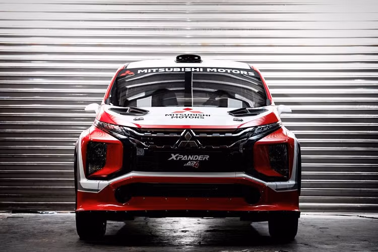 Mitsubishi Xpander AP4 không phải cái tên quá xa lạ. Mẫu xe đua này từng được trưng bày tại Triển lãm Ôtô Quốc tế Indonesia năm 2019. Xpander AP4 được cầm lái bởi tay đua người Indonesia, Rifat Sungkar và hoa tiêu M. Redwan.