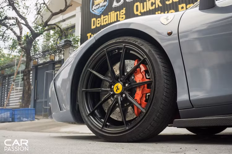 Cuối cùng, gói độ của SVR mang đến cho “siêu ngựa” 488 GTB một cánh gió sau dạng ducktail có thiết kế khá ấn tượng và hốc đèn hậu được ốp sợi carbon. Tuy được hãng xe Ý nâng cấp công suất so với thế hệ đàn anh 458 Italia, âm thanh phát ra từ khối động cơ tăng áp kép lại được đánh giá có phần kém uy lực hơn.