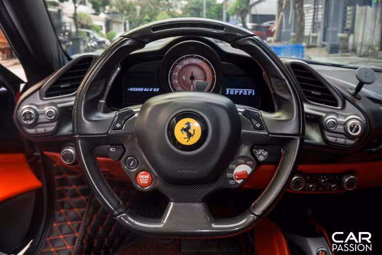 Ferrari 488 GTB tăng tốc từ 0-100 km/h trong vòng 3 giây, mất 8,7 giây để chạm ngưỡng 200 km/h, trước khi đạt tốc độ tối đa 325 km/h. Nhờ bộ bodykit và hệ thống ống xả được độ thêm, hiệu năng vận hành của “siêu ngựa” chắc chắn sẽ được cải thiện đáng kể, đồng thời mang lại cho xe một vẻ ngoài hầm hố hơn, mang đậm dấu ấn của chủ nhân.