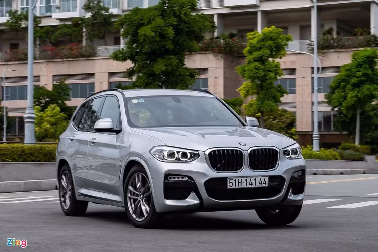 Kể từ tháng 7, BMW Việt Nam áp dụng mức giá mới cạnh tranh hơn cho các phiên bản BMW X3. Cụ thể, giá xe BMW X3 xDrive20i là 2,279 tỷ, X3 xDrive30i xLine giá 2,409 tỷ và X3 xDrive30i M Sport có 2,599 tỷ đồng. So với thời điểm ra mắt cách đây một năm, giá bán của BMW X3 nay thấp hơn 220-330 triệu đồng.