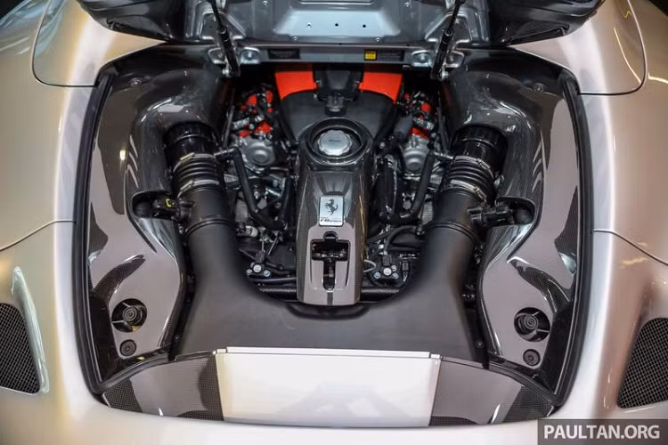 Hốc gió S-Duct trên dòng siêu xe Ferrari F8 lấy cảm hứng từ xe Công thức 1 giống như Ferrari 488 Pista sở hữu. Tuy nhiên, hốc gió S-Duct trên Ferrari F8 Spider đã được hãng siêu xe Ý thiết kế lại giúp tăng lực ép xuống mặt đường thêm 15% so với "đàn anh" 488 Spider.