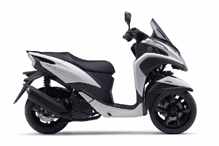 Điểm đặc biệt của Yamaha Tricity 155 2020 chính là hệ thống treo trước giúp xe có khả năng nghiêng khi vào cua. Khác với hệ thống treo thông thường, dàn chân trước của xe có hai bánh và 4 phuộc ống lồng, trông đó mỗi cặp phuộc ống lồng được đặt cùng phía ở mỗi bánh xe.