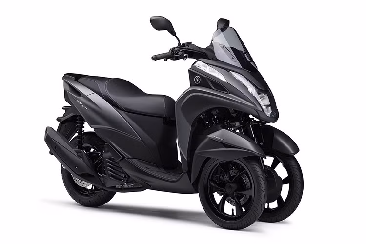 Ngoài trừ phần đầu xe độc đáo thì thân và đuôi xe Yamah Tricity 155 2020 không có gì khác so với xe ga thông thường với sàn để chân rộng rãi và yên xe một mảnh kéo dài. Xe sử dụng bộ vành đúc 14 inch phía trước và 13 inch phía sau cùng phanh đĩa tiêu chuẩn.