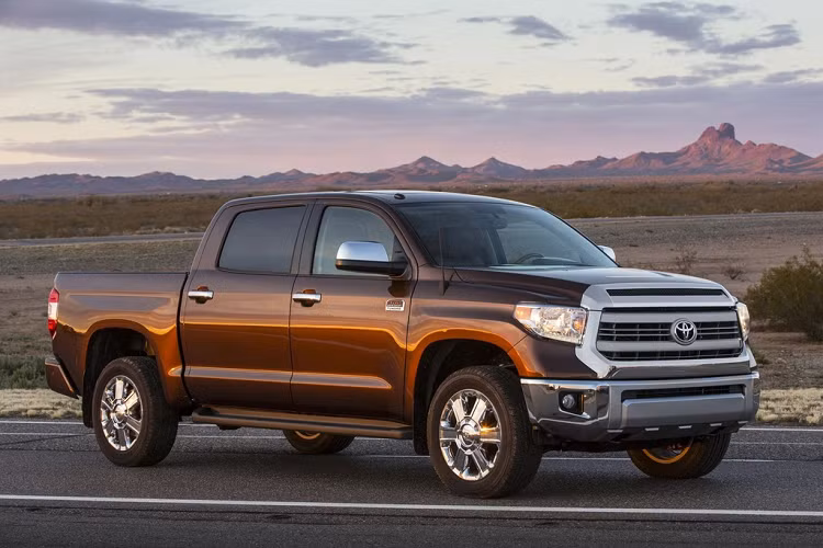 Toyota Tundra Supercharged - 4.4 giây: Có rất nhiều tranh cãi và nghi ngờ xuất hiện khi MotorTrend công bố thời gian tăng tốc 0-100 km/h của Tundra Supercharged, nhiều thử nghiệm đã được làm lại nhưng hoàn toàn không thể đạt được con số này. Trên lý thuyết, động cơ V8 5.7L của Tundra Supercharged cho công suất 504 mã lực và mô-men xoắn cực đại 745 Nm có thể đạt được khả năng tăng tốc đó.