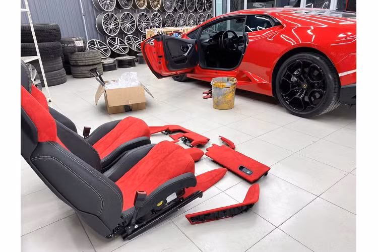 Chưa hết, nguyên bản nội thất của chiếc Huracan LP610-4 này sử dụng ghế ngồi, táp-pi cửa và các chi tiết ở được bọc da Alcantara màu xanh lá và đen. Để “ton sur ton” với màu sơn ngoại thất Đỏ mới, chủ xe đã cho bọc da lộn Alcantara của Ý màu đỏ và đen.