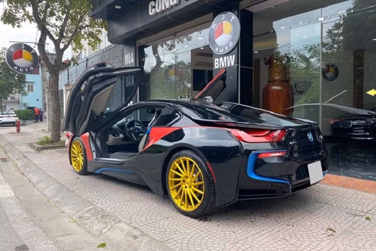 Chiếc xe thể thao BMW i8 chào bán 3,8 tỷ đồng có thời gian tăng tốc từ vị trí xuất phát lên 100km/h chỉ trong khoảng thời gian 4,4 giây trước khi đạt vận tốc tối đa 250 km/h. Chỉ với động cơ điện, chiếc xe thể thao BMW i8 có thể hoàn thành quãng đường dài 35km và đạt vận tốc tối đa 120km/h.
