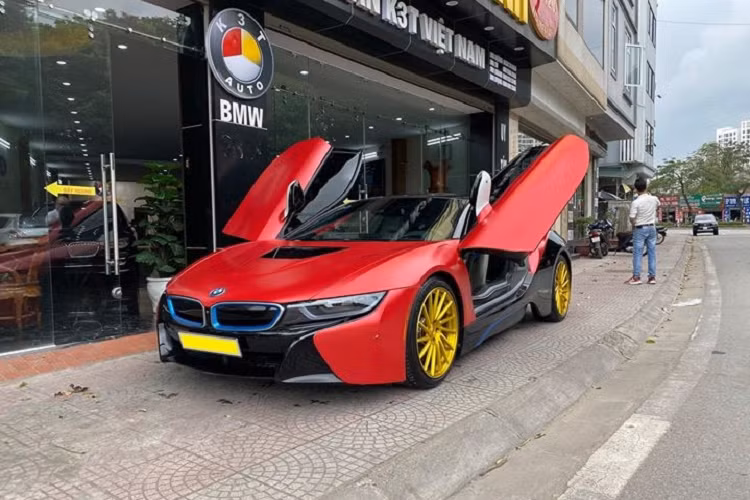 Cụ thể, có không ít cư dân mạng để lại bình luận vui về chiếc BMW i8 đã qua sử dụng như "Chiếc xe này không hợp màu phong thuỷ với mình, rất tiếc xe không có chân chống nên em không mua. Giờ người ta toàn đi i10, i20, i30 rồi, ai còn đi i8 nữa chủ thớt ơi. Màu hợp, đẹp quá! Nhưng trần garage nhà mình hơi thấp sợ không mở được cửa".