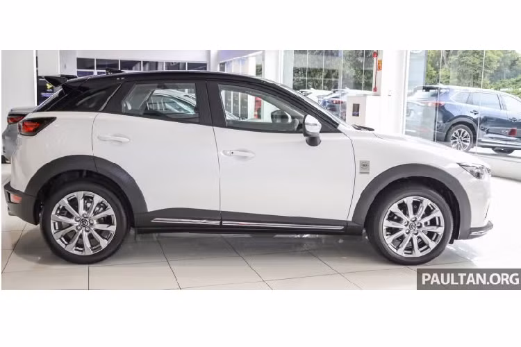 Tiến vào trong, phiên bản kỷ niệm Mazda CX-3 Limited Edition trang bị da lộn tông màu xám đậm cho ghế ngồi, vô lăng, tay vịn và cả cần số. Chất liệu này cũng được áp dụng cho trang trí bảng điều khiển và ốp trang trí cửa nhằm tăng cường độ sang trọng sẵn có của mẫu xe.