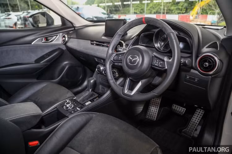 Ngoài ra, mẫu xe Mazda bản đặc biệt còn tích hợp thảm sàn độc đáo và bàn đạp thể thao. Logo biến thể Limited Edition được chạm khắc vào ngoại thất và thêu vào cả ghế trước xe để thể hiện rõ tính đặc trưng của phiên bản kỷ niệm này.