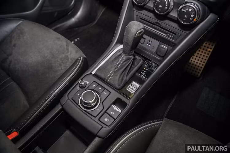 Tại Việt Nam, mẫu SUV đô thị Mazda CX-3 vẫn chưa có cơ hội xuất chiến và đã bỏ trống phân khúc này cho các mẫu xe đối thủ như Hyundai Kona, Honda HR-V và Ford Ecosport so găng với nhau.