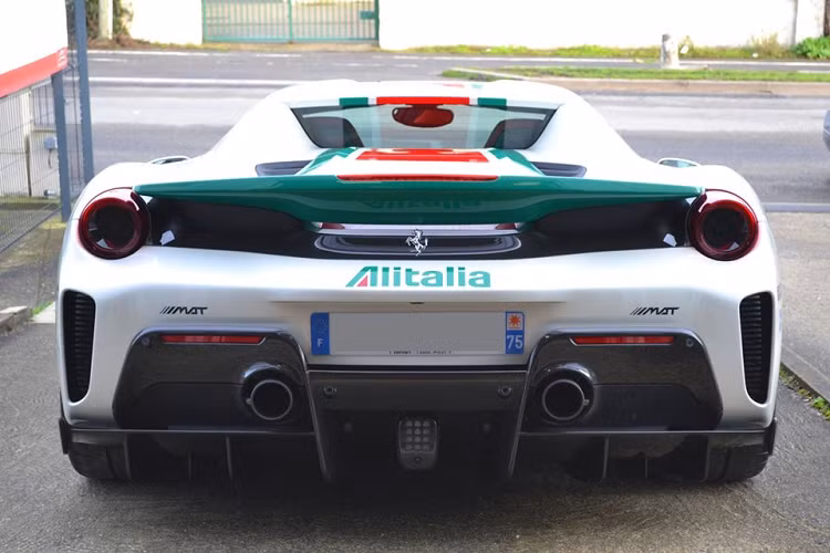 Chiếc Ferrari 488 Pista Spider này được thiết kế với màu trắng chủ đạo cùng họa tiết tương tự như trên mẫu Lancia Stratos Alitalia. Dọc thân xe là những đường màu xanh – đỏ kết hợp hài hòa cùng các decal logo thương hiệu như hãng lốp Pirelli. Ngoài ra, logo Alitalia còn được trang bị xung quanh chiếc xe, nổi bật nhất chính là logo của hãng ở hai bên thân xe được thiết kế với khổ lớn.
