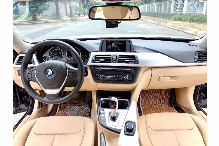 Nội thất 428i Grand Coupe mang thiết kế cao cấp, sang trọng tạo sự thoải mái tối đa. Tất cả cabin và ghế ngồi được bọc da Sensatec cao cấp, đi kèm với các chi tiết ốp màu bạc tạo điểm nhấn.
