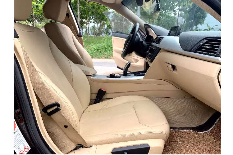 Mặc dù là một chiếc sedan mang phong cách coupe với phần mui đỗ dốc, nhưng nhờ được thiết kế hàng ghế xe thông minh nên mang lại khoảng không gian trần xe thoải mái.