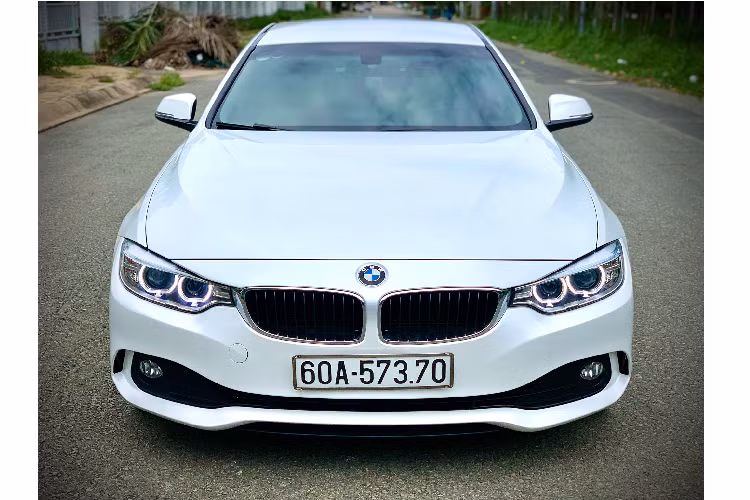 Sau 5 năm sử dụng, một chiếc BMW 428i Grand Coupe đời 2015 đang được chào bán với giá 1,25 tỷ đồng, tức rẻ hơn 10 triệu đồng so với “đập hộp” một chiếc sedan phổ thông như Toyota Camry 2.5Q 2020. Tại thời điểm năm 2014 – 2015, mẫu xe BMW 428i Grand Coupe 2015 này được nhà phân phối xe BMW trước đó (EURO AUTO) phân phối với mức giá 2,198 tỷ đồng. Có thể thấy, sau khoảng 5 năm sử dụng, giá trị bán lại của xe đã giảm gần một nửa.