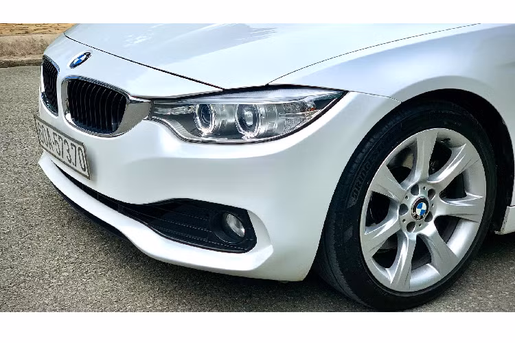 Bên dưới nắp ca-pô 428i Grand Coupe là động cơ 4cyl dung tích 2.0 lít tăng áp sản sinh công suất tối đa 245 mã lực tại khoảng vòng tua máy 5.000 - 6.500 vòng/phút, và mô-men xoắn cực đại đạt 350Nm có được tại khoảng vòng tua máy 1.250-4.800 vòng/phút. Sử dụng kết hợp với hộp số tự động 8 cấp.