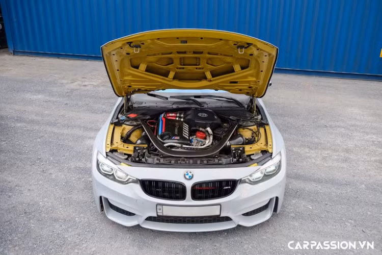Điểm cộng của chiếc BMW M4 tại Việt Nam này nằm ở thiết kế gân guốc đậm chất thể thao, kết hợp cùng khối động cơ 6 xi-lanh mạnh mẽ, đem lại những trải nghiệm đầy phấn khích phía sau vô-lăng. Tại thị trường trong nước, tất cả những chiếc BMW M4 F82 đều được nhập khẩu chính hãng và nhanh chóng tìm được chủ nhân.