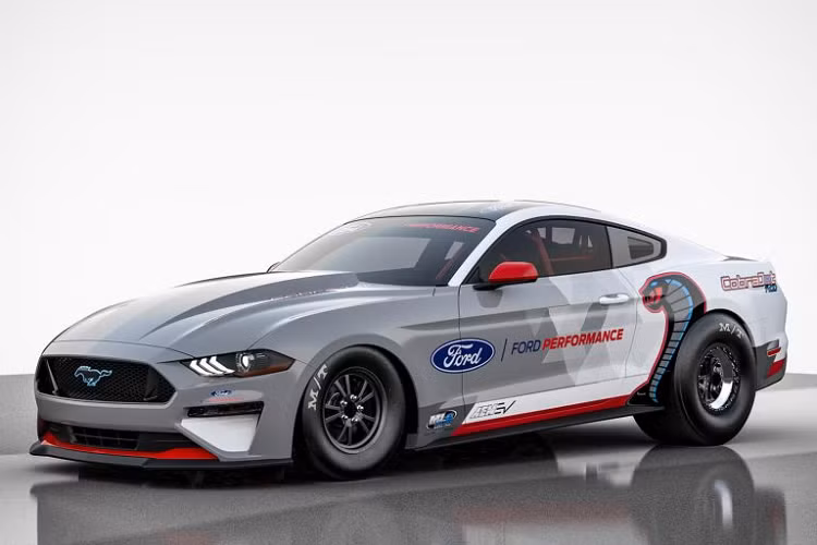 Chiếc xe đua drag này là một nguyên mẫu được tạo ra bởi Ford Performnace cùng các đối tác của họ như MLe Racecars, Watson Engineering, AEM EV và Cascadia. Chiếc xe điện Ford Cobra Jet không phát thải CO2 này sở hữu sức mạnh 1.400 mã lực và mô-men xoắn tối đa, tức thời 1.491 Nm được tạo bởi các động cơ điện và viên pin cung cấp năng lượng.