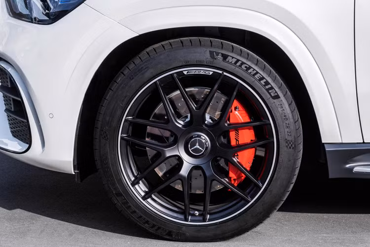 Các trang bị này giúp nâng cao khả năng vận hành, tăng cường sự êm ái cho chiếc Mercedes-AMG GLE63 S Coupe 2021.