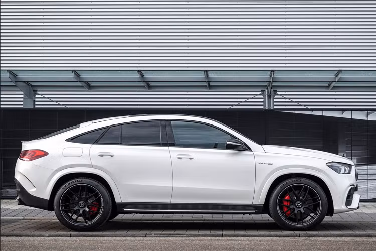 Khoang hành lý của Mercedes-AMG GLE63 S Coupe khá chật hẹp, chỉ khoảng 651 lít và tăng lên 1.718 lít khi gập hàng ghế sau. Trong khi đó, thể tích khoang hành lý của GLE SUV lần lượt là 1.081 lít và 2.273 lít. Thể tích khoang hành lý của bản coupe bé hơn bản SUV do phần mui phía sau xe được vuốt nhiều hơn về phía sau. Mercedes-AMG GLE63 S Coupe 2021 sẽ được bán tại thị trường Mỹ vào cuối năm nay.