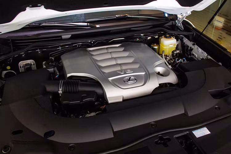 Hiện tại, Lexus LX 570 phiên bản Super Sport không phải là lựa chọn duy nhất, khi các đại gia dễ dàng “đập hộp” Lexus LX 570 nhập tư với nhiều phiên bản khác nhau, thậm chí là cả phiên bản sản xuất giới hạn 500 chiếc trên toàn thế giới như LX 570 “Inspiration Series”, hay bản độ 4 ghế phong cách siêu sang “MBS” đang lên ngôi.