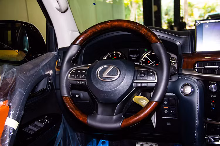 So với phiên bản thông thường nhập chính hãng, Lexus LX 570 phiên bản Super Sport sử dụng động cơ V8 dung tích 5.7L hút khí tự nhiên cho công suất 367 mã lực và mô-men xoắn cực đại đạt 530 Nm. Sức mạnh được truyền xuống bốn bánh (AWD) thông qua hộp số tự động 8 cấp. Xe có mức tiêu hao nhiêu liệu trung bình trên đường hỗn hợp là 16.5 lít/ 100km.
