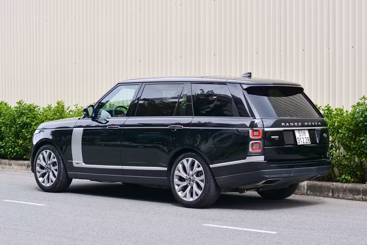 Các mẫu Range Rover sở hữu thiết kế đặc trưng với đường viền hông liền mạch từ đầu đến đuôi, mái nổi và thấp dần về phía sau. Mẫu sơn đen Satorini Black có bộ mâm 21 inch, 7 chấu kép, 2 tone màu. Nhìn từ trước, xe tạo ấn tượng bởi nắp capo hình vỏ sò, cụm lưới tản nhiệt mạ chrome đặc trưng. Khoảng sáng gầm xe cao nhất 297 mm, thấp nhất 220 mm. 