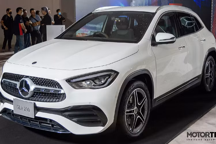 Trong khu vực Đông Nam Á, Thái Lan là một trong những quốc gia sớm bán ra nhiều mẫu xe mới nhất, và Mercedes-Benz GLA 2021 mới cũng không ngoại lệ. Trên thực tế, đã có nhiều mẫu xe bán ở thị trường Thái có trang bị phiên bản gần giống với thị trường Việt. Chính vì thế, những mẫu xe mới ra mắt trên đất Thái rất đáng để chúng ta tham khảo về động cơ, trang bị và cả giá bán.