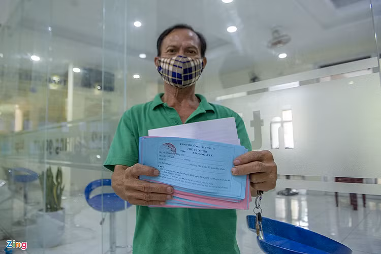 Ông Nguyễn Văn Sự, Tổ trưởng tổ 8, phường Hải Châu 2, đến UBND quận nhận phiếu đi chợ. "Tổ tôi có 53 hộ dân, khá đông. Tôi tranh thủ đến nhận thẻ về phát trong chiều nay cho bà con, để sáng mai họ kịp đi chợ sớm", ông Sự cho biết.