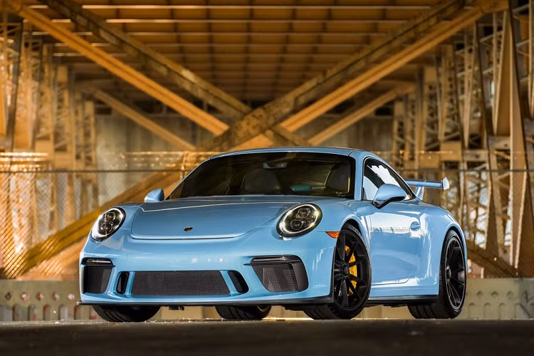 Đầu tiên, nhắc tới siêu xe Porsche 911 GT3 là nói tới một phiên bản hàng đầu của dòng xe huyền thoại nước Đức. Sở hữu khối sức mạnh tương đương một chiếc siêu xe và cảm giác lái phấn khích, đây còn là mẫu xe lý tưởng dành cho những ai theo chủ nghĩa thuần khiết với tùy chọn hộp số sàn và khối động cơ hút khí tự nhiên.
