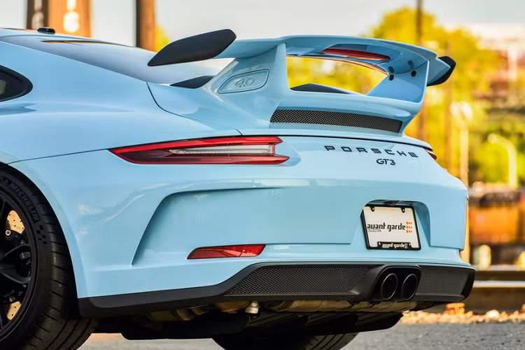 Bước vào bên trong, khoang cabin của chiếc 911 GT3 này xuất hiện với hệ thống ghế xe đua với khung từ sợi carbon và bề mặt chất liệu bọc da pha lẫn Alcantara, hệ thống âm thanh vòm từ Bose, các thanh nẹp từ sợi carbon trên bảng taplo hay ngưỡng cửa và cuối cùng là cụm vô lăng bọc Alcantara với đường chỉ đỏ tại góc 12 giờ.