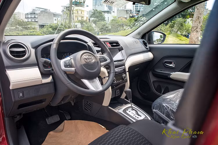 Toyota Rush 2020 có phần vô-lăng khá "đơn sơ" khi không thực sự nhiều nút bấm được tích hợp ở khu vực này. Đặc biệt, mẫu MPV này còn thiếu tính năng ga tự động đã khiến nhiều hành khách phàn nàn mỗi khi đi đường cao tốc. Ngay sau tay lái, cụm đồng hồ xe Toyota Rush khá sắc nét, màn hình TFT được tích hợp giúp hiển thị thông số vận hành.