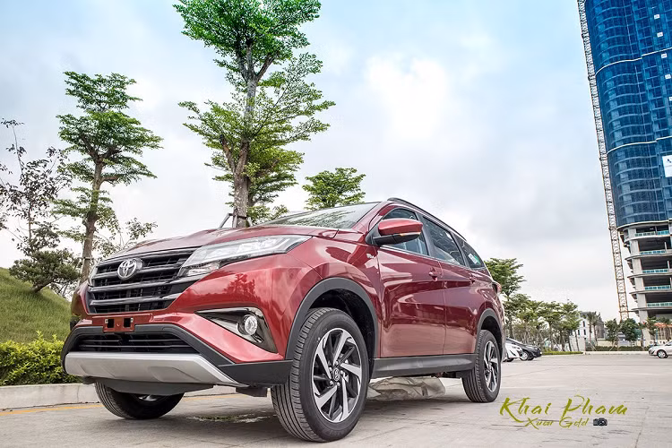 Sở hữu nhiều lợi thế, tuy nhiên Toyota Rush vẫn cần thêm thời gian để chinh phục khách hàng Việt Nam. Đặc biệt, trong thời gian tới sẽ còn nhiều đối thủ cạnh tranh chuẩn bị ra mắt, trong đó Mitsubishi Xpander Cross và Suzuki XL7 chắc chắn là đối thủ khó chịu nhất. Giá xe Toyota Rush 2020 tại Việt Nam là 668 triệu đồng, chỉ với 1 phiên bản.