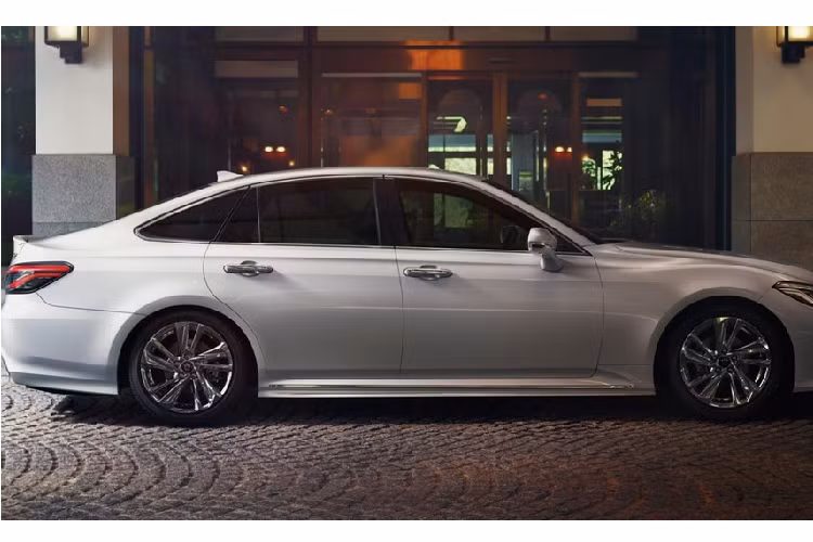 Tại thị trường Nhật Bản, giá xe Toyota Crown 2021 sẽ dao động từ 4,899 - 7,393 triệu Yên (tương đương từ 1,08 cho đến 1,63 tỷ đồng).