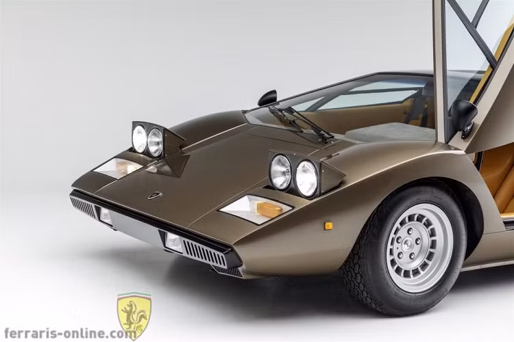 Sau ba năm được bán ra thị trường, hãng siêu xe Lamborghini nhận được nhiều phản hồi không mấy tích cực về phần gương này. Sau đó, hãng siêu xe mới nổi khi đó liền thiết kế lại và ra mắt phiên bản thay thế có tên LP400 S với phần gương chiếu hậu to và thực dụng hơn so với LP400. Trong suốt ba năm có mặt trên thị trường, Lamborghini đã sản xuất tổng cộng 150 chiếc LP400 với phần gương tròn và thêm 8 chiếc với gương lớn.