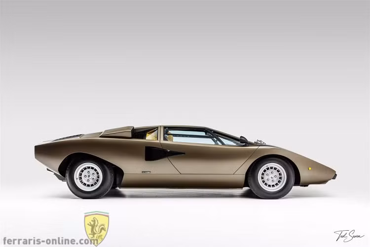 Trên thực tế, những chiếc Countach “Periscopio” là những chiếc xe đầu tiên được bán ra thị trường từ năm 1974 đến năm 1976 trước khi được nâng cấp động cơ và loại bỏ phần kính độc đáo để trờ thành LP400 S vào năm 1977. Điểm khác biệt duy nhất của những chiếc Lamborghini Countach hàng hiếm này là phần gương chiếu hậu tròn được Bertone thiết kế gắn trên cửa xe. Tuy là một trong những chiếc kính chiếu hậu đẹp nhất từng được gắn trên xe, nhưng nó lại mang đến nhiều rắc rối ở thời điểm bấy giờ.