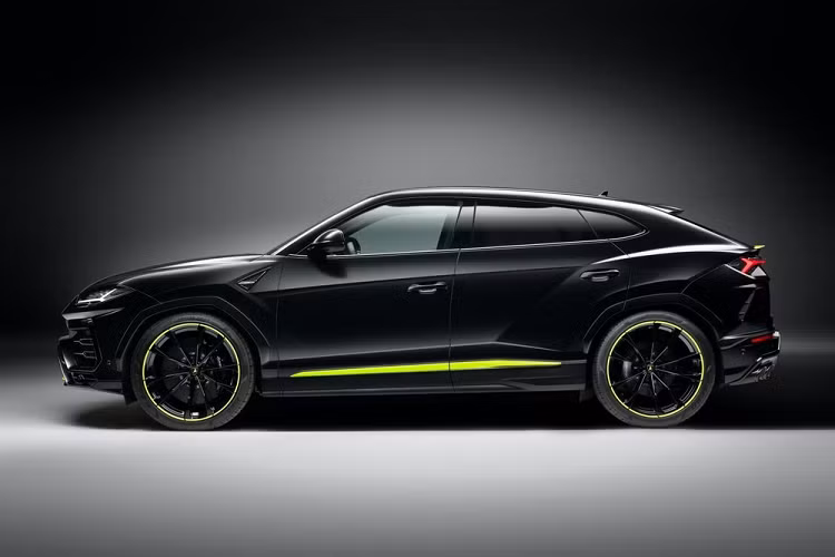 Lamborghini Urus mang gói Graphite Capsule còn có bộ mâm Taigete kích thước 23 inch được trang bị tiêu chuẩn với viền mâm màu nổi xanh lá neon Verde Scandal như chiếc xe trong bài viết. Ở đuôi xe, Lamborghini mang đến cho phiên bản Urus độc đáo này bộ chụp ống xả được mạ crôm đen hoàn toàn mới.