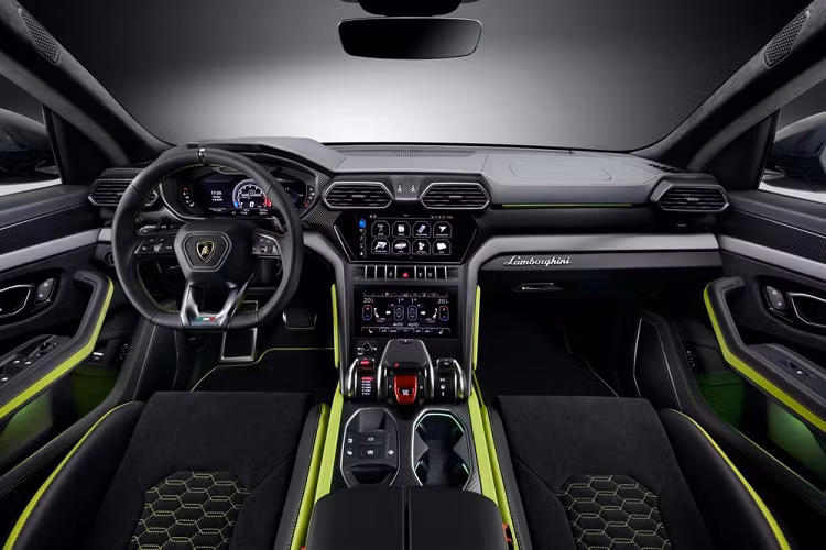Ở bên trong khoang nội thất của Lamborghini Urus Graphite Capsule mới sẽ có được bộ ghế bọc vật liệu Alcantara có tích hợp chức năng sấy được cung cấp độc quyền dành cho phiên bản này cũng như Lamborghini Urus với màu sơn ngọc trai Pearl Capsule ra mắt cách đây không lâu.