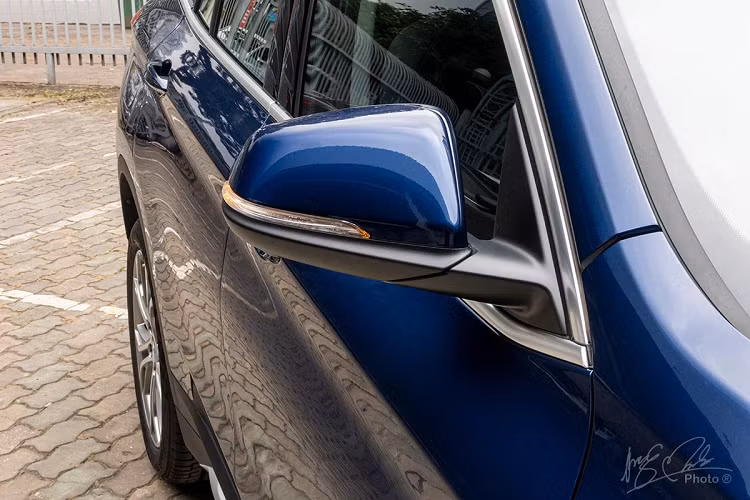 Ở bên hông, điểm mới của BMW X1 2020 đến từ hệ thống đèn chào mừng với logo X1 độc đáo và bộ la-zăng 18 inch với kiểu dáng mới 5 chấu kép thay cho dạng chữ Y của phiên bản cũ. Bộ lốp Runflat đi kèm theo xe đến từ hãng lốp Continental chứ không phải là hãng Bridgestone.