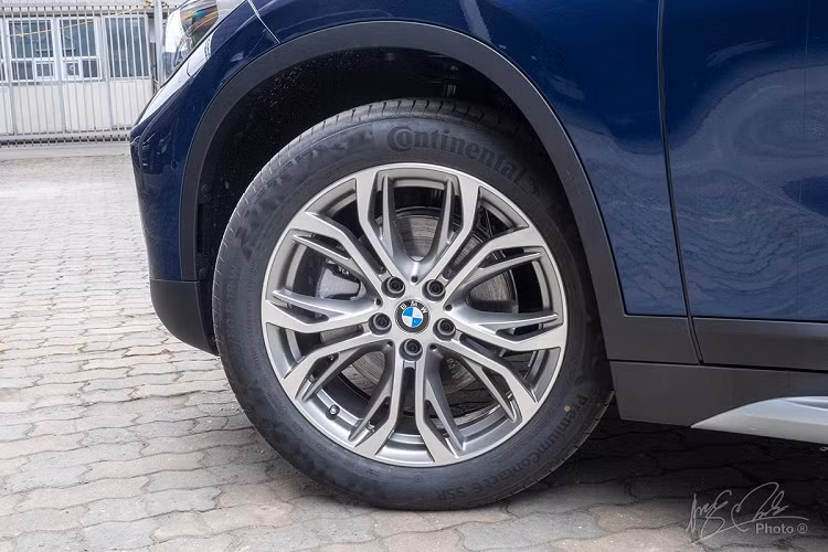 Ở phía đuôi xe, mẫu crossover BMW X1 2020 có một cụm đèn hậu mới, nói chính xác là có một giao diện đồ hoạ mới, cản sau được tinh chỉnh nhẹ nhàng. Xe vẫn có trang bị tính năng mở cốp điện bằng đá chân và kiểu ống xả đơn ốp crôm . Về tổng thể, BMW X1 2020 có kích thước 4.447 x 1.821 x 1.598 mm, chiều dài cơ sở 2.670 mm. Trọng lượng không tải ở mức 1.505 kg và hệ số cản gió 0,28 Cd.