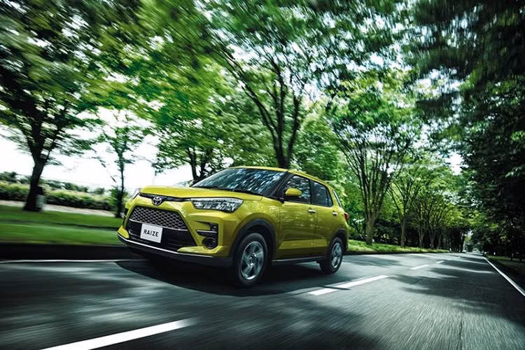 Theo đại diện của Toyota, mức tiêu hao nhiên liệu của xe rất đáng nể phục khi con số chỉ dừng ở mức 5,4L/100km với bản 2WD và 5,7L/100km với bản 4WD. Cuối cùng, giá xe Toyota Raize 2020 được đưa tới tay người dùng Nhật Bản với mức từ 1.679.000 yên (khoảng 350 triệu đồng).