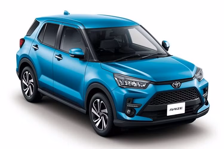 Theo số liệu từ Best Car Web thống kê, ngay từ tháng đầu tiên mở bán tại quê nhà Nhật Bản, tức tháng 11/2019, doanh số Toyota Raize đã đạt 7.484 xe. Bước sang tháng 12/2019, con số này tăng lên 9.117 xe. Tới tháng 1/2020, Toyota Raize bán ra 10.220 xe. Với doanh số trung bình khoảng 10.000 xe/tháng, Toyota Raize đã vượt qua người anh em Corolla Altis để trở thành mẫu xe bán chạy nhất Nhật Bản trong tháng 1/2020.