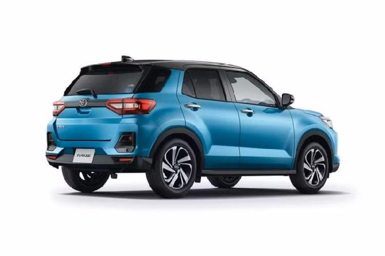 Với kỳ vọng ban đầu, Toyota ước tính sẽ bán ra khoảng 4.000 xe Raize/tháng. Tuy nhiên, thực tế doanh số bán ra của mẫu xe này lại gấp tới 2,5 lần kế hoạch đặt ra. Việc này đã gây ra sự quá tải trong hệ thống sản xuất. Dẫn tới việc khách hàng bắt buộc phải chờ đợi để có xe.